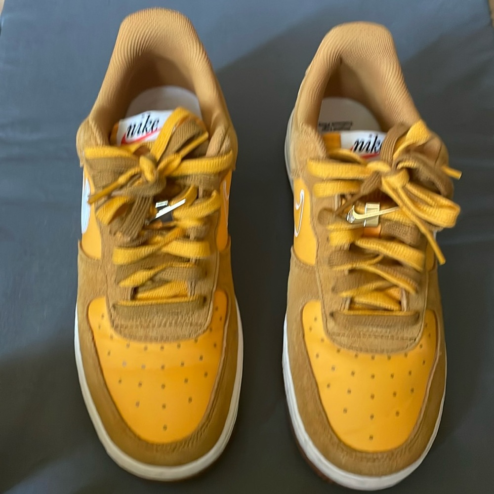 Nike Air Force 1 '07 SE Gold Suede